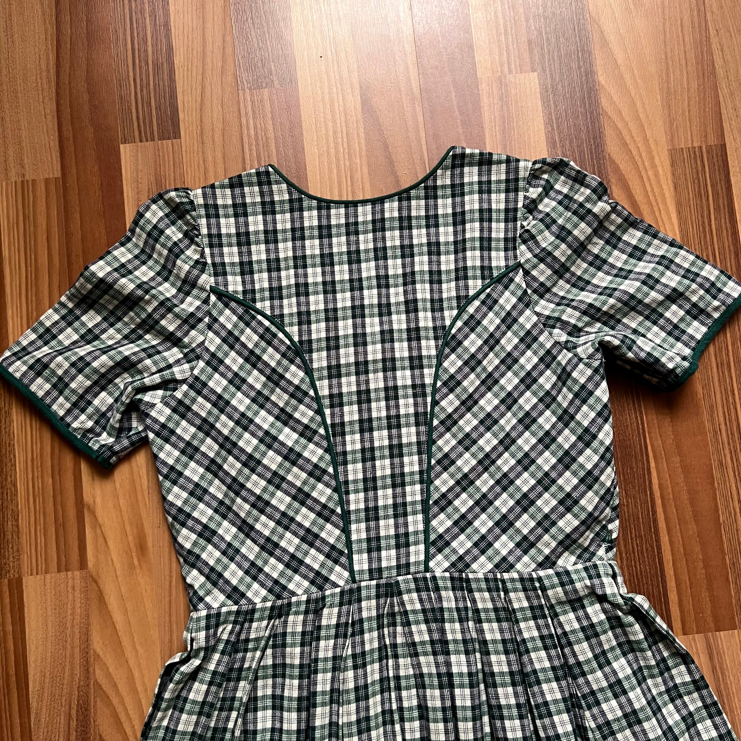 Vintage Grün Kariertes Baumwoll Trachtenkleid – Deutsches Folklore Kariertes Midikleid mit Taschen