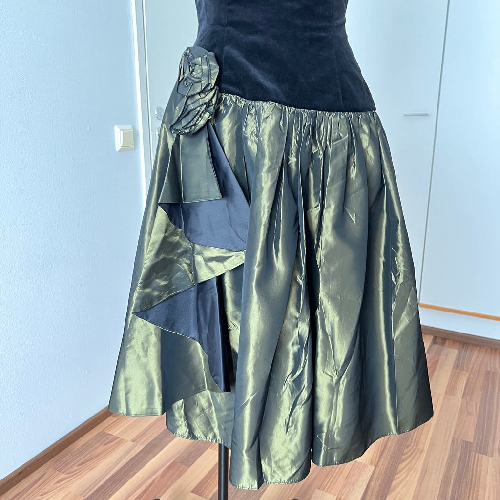 1980s Yessica Taffeta Prom Dress: Velvet Bodice, Metallic Skirt, Rosette Accent Party Gown