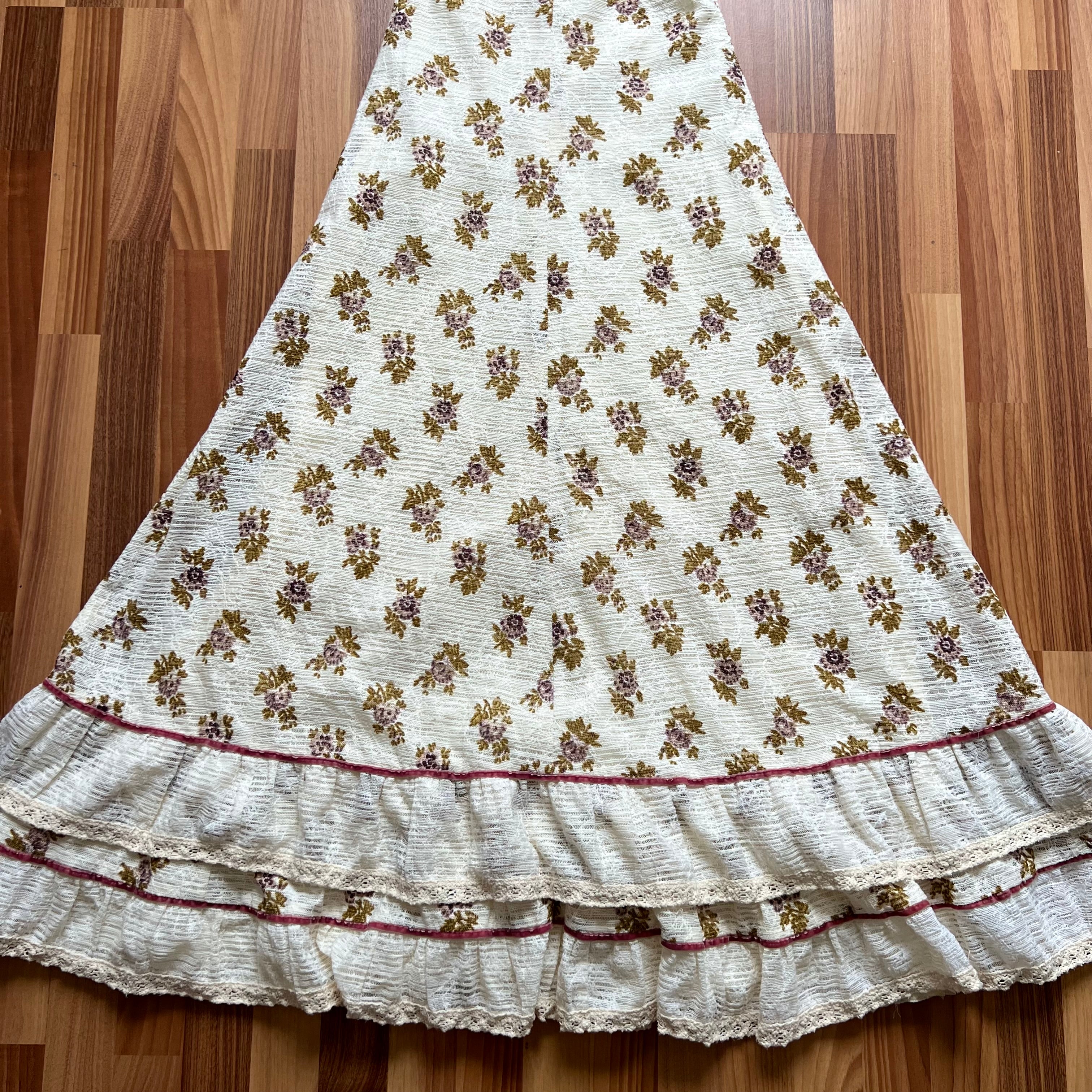 1970er Vintage Florales Prairie Maxikleid – Baumwoll-Cottagecore-Folklore-Stufenkleid