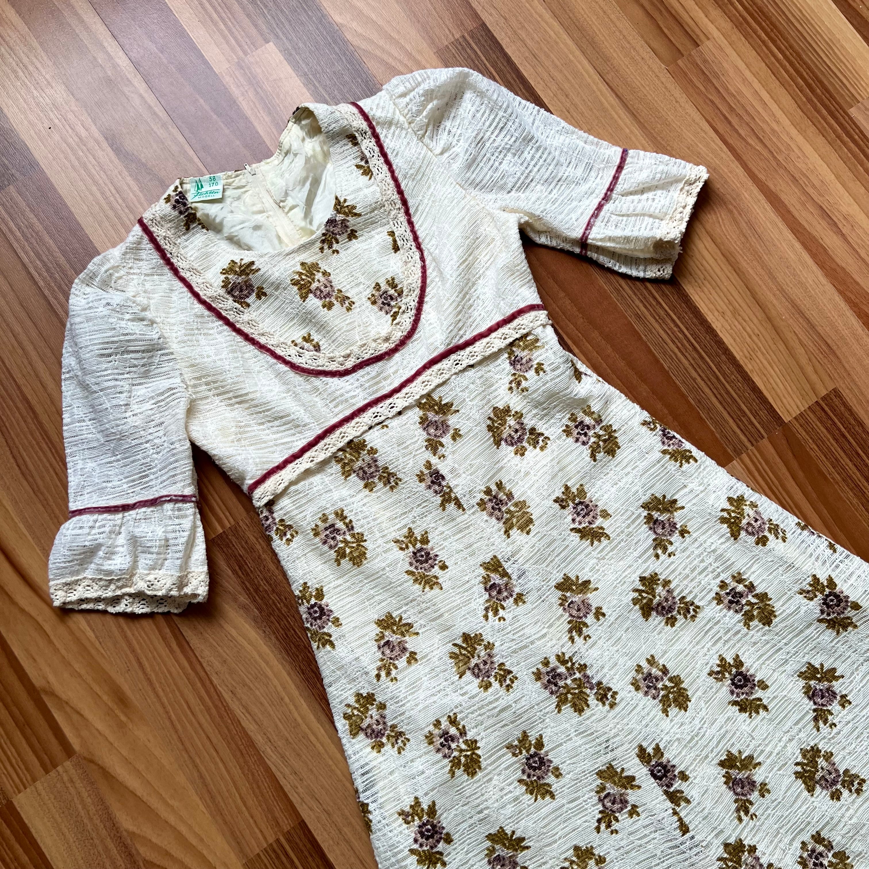 1970er Vintage Florales Prairie Maxikleid – Baumwoll-Cottagecore-Folklore-Stufenkleid