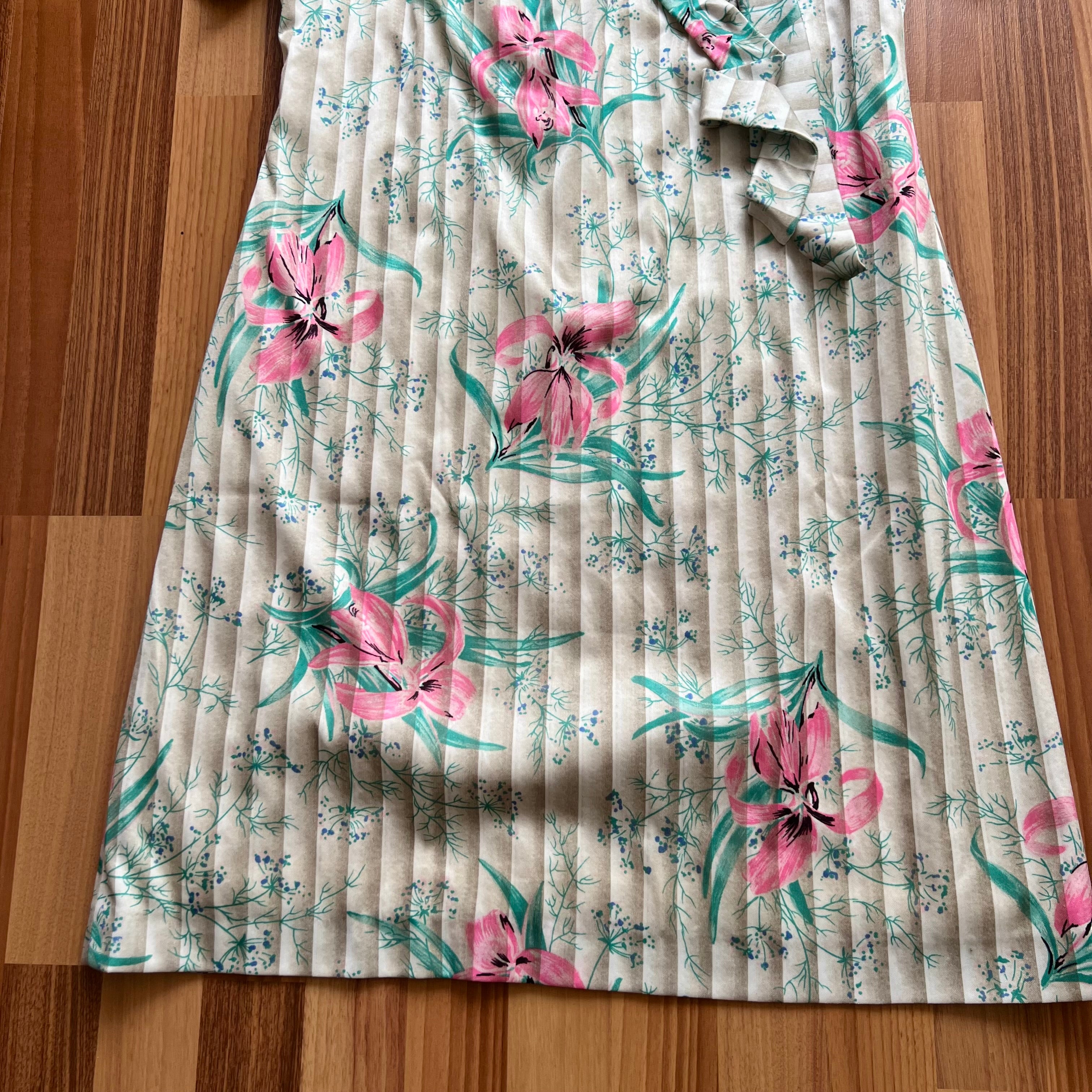 1970s Vintage Floral Shift Dress-Short Sleeves Mini Mod Dress-Retro Secretary Day Dress