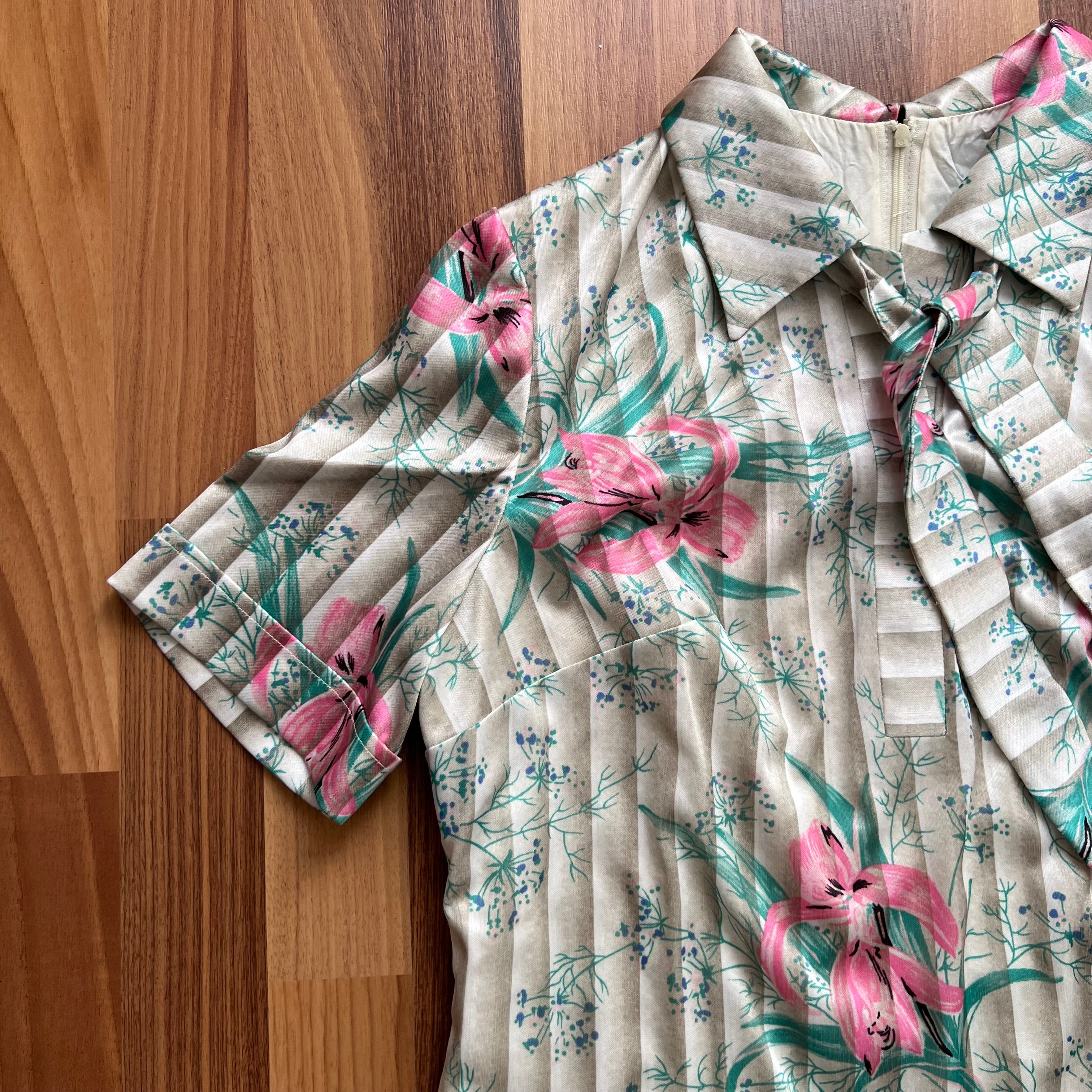 1970s Vintage Floral Shift Dress-Short Sleeves Mini Mod Dress-Retro Secretary Day Dress