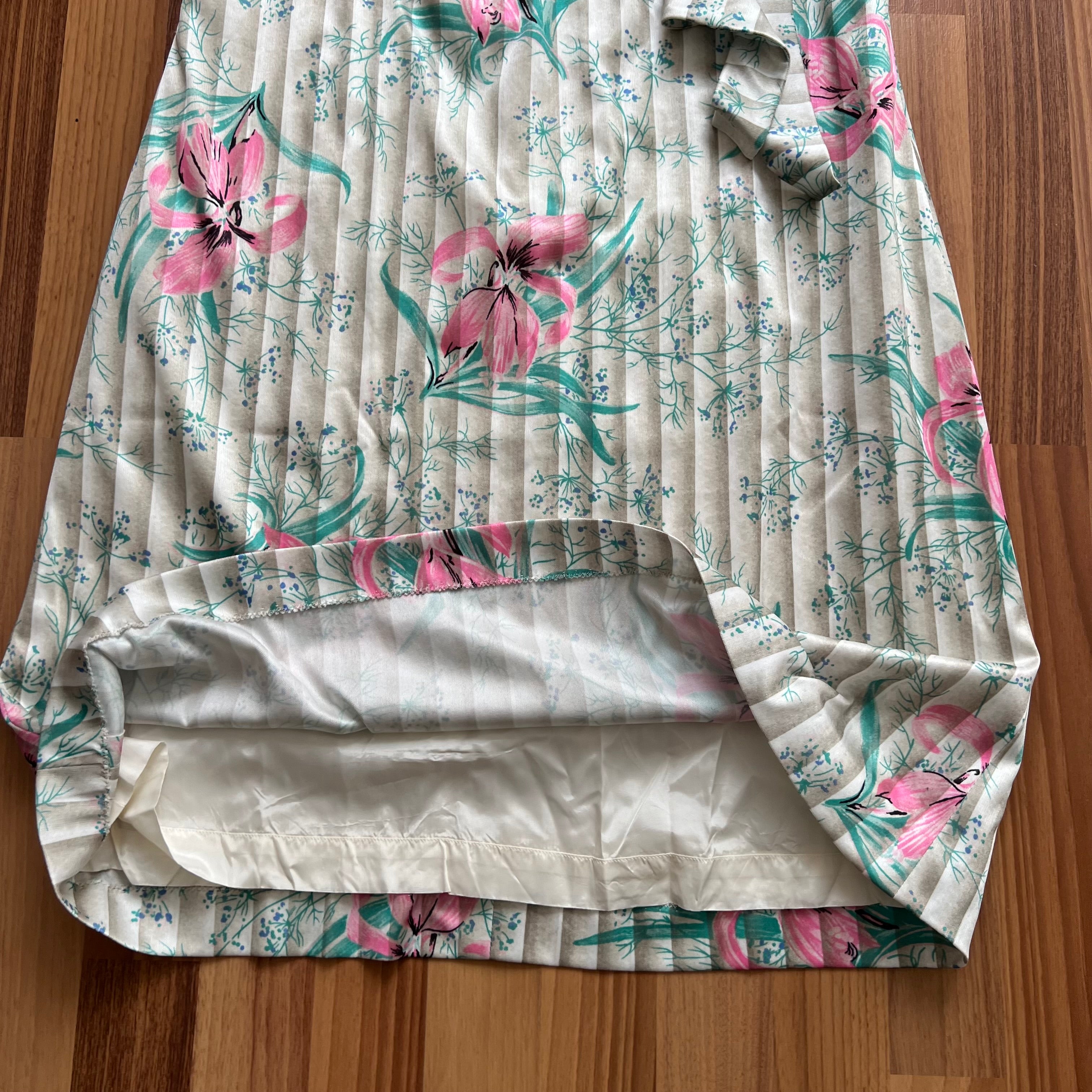 1970s Vintage Floral Shift Dress-Short Sleeves Mini Mod Dress-Retro Secretary Day Dress