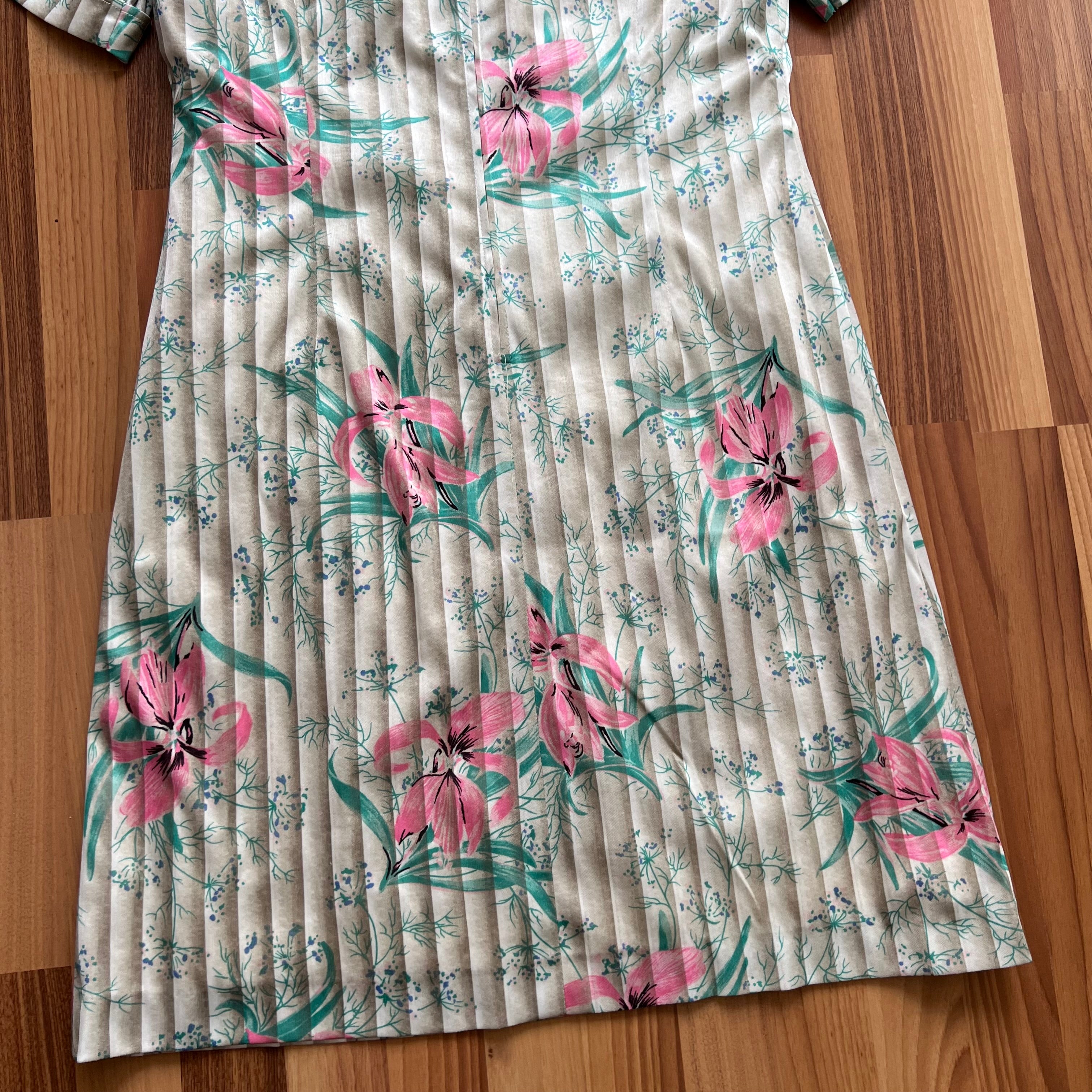 1970s Vintage Floral Shift Dress-Short Sleeves Mini Mod Dress-Retro Secretary Day Dress