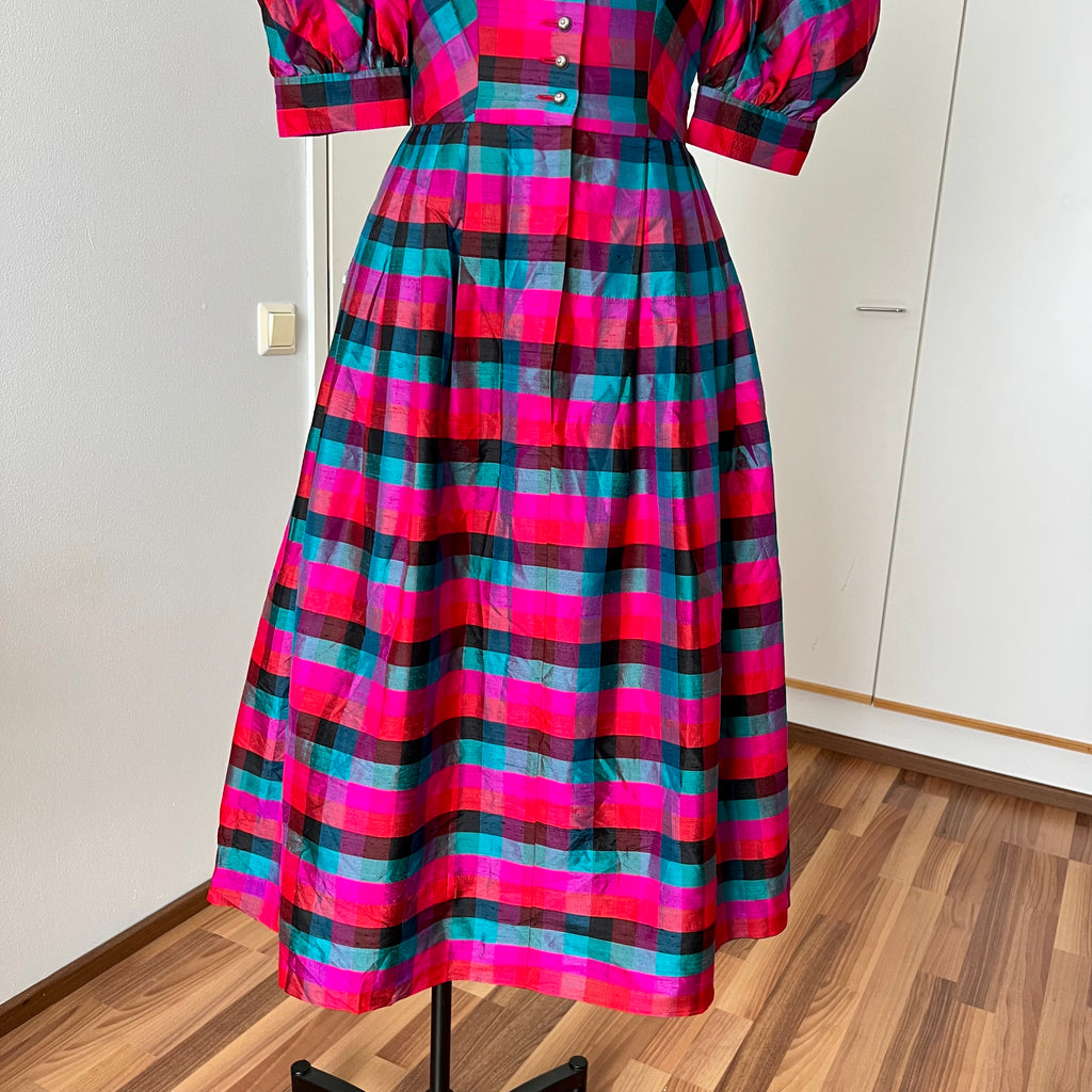 Vintage 80er Jahre Köbler Seiden-Dirndlkleid: Kariertes Folklorekleid mit Puffärmeln (EU 36)