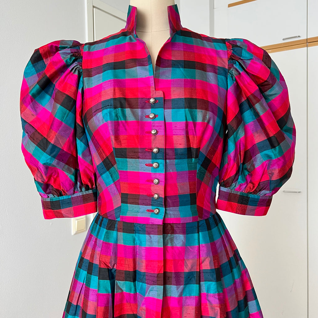 Vintage 80er Jahre Köbler Seiden-Dirndlkleid: Kariertes Folklorekleid mit Puffärmeln (EU 36)