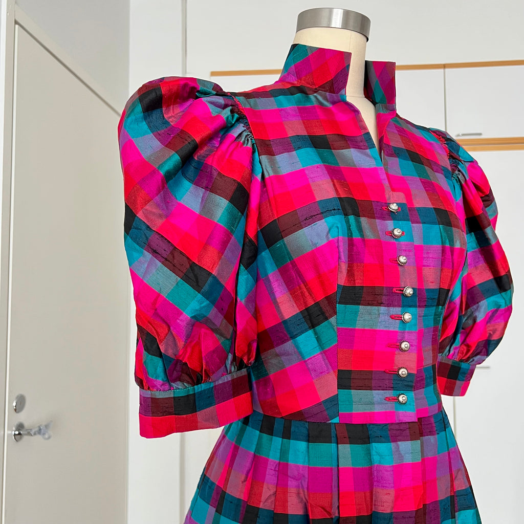 Vintage 80er Jahre Köbler Seiden-Dirndlkleid: Kariertes Folklorekleid mit Puffärmeln (EU 36)