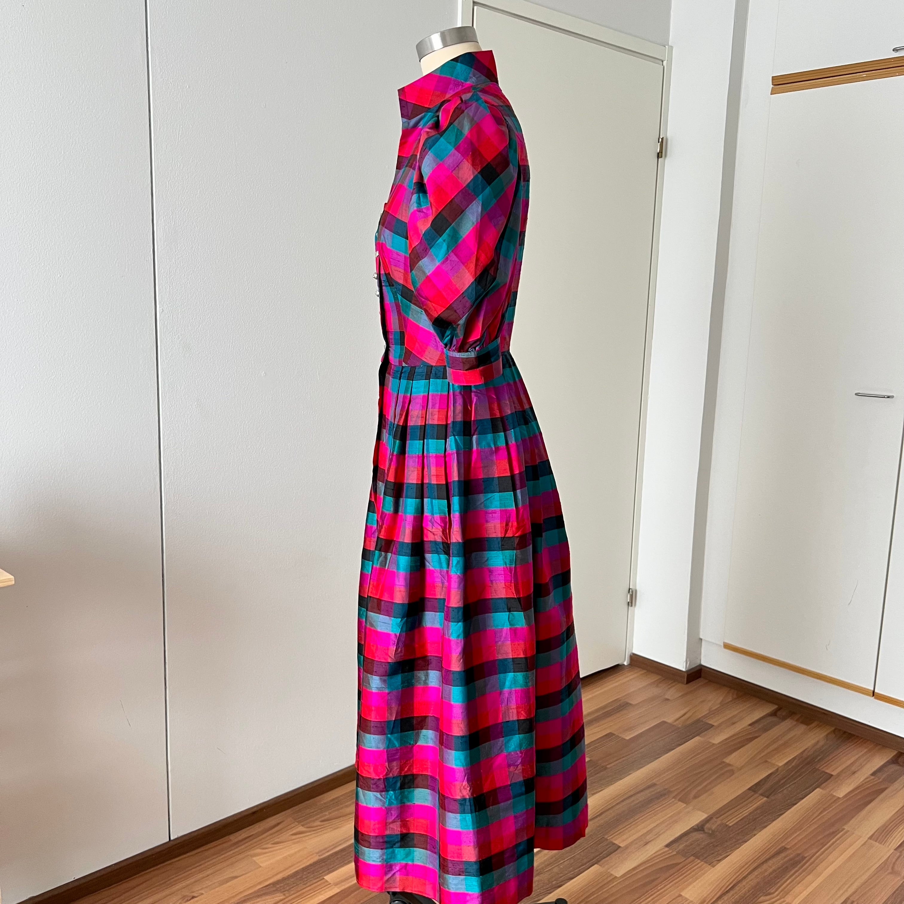 Vintage 80er Jahre Köbler Seiden-Dirndlkleid: Kariertes Folklorekleid mit Puffärmeln (EU 36)