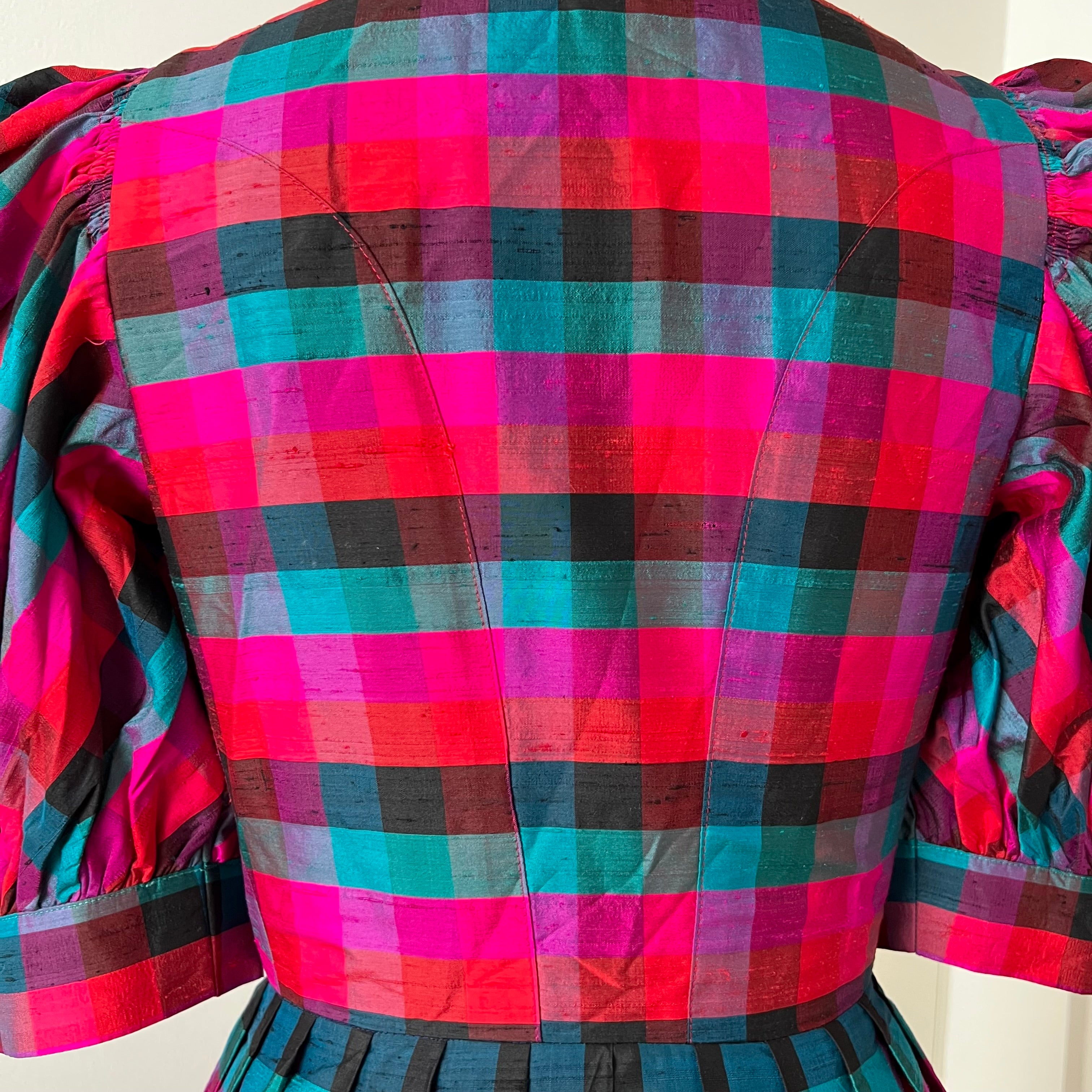 Vintage 80er Jahre Köbler Seiden-Dirndlkleid: Kariertes Folklorekleid mit Puffärmeln (EU 36)