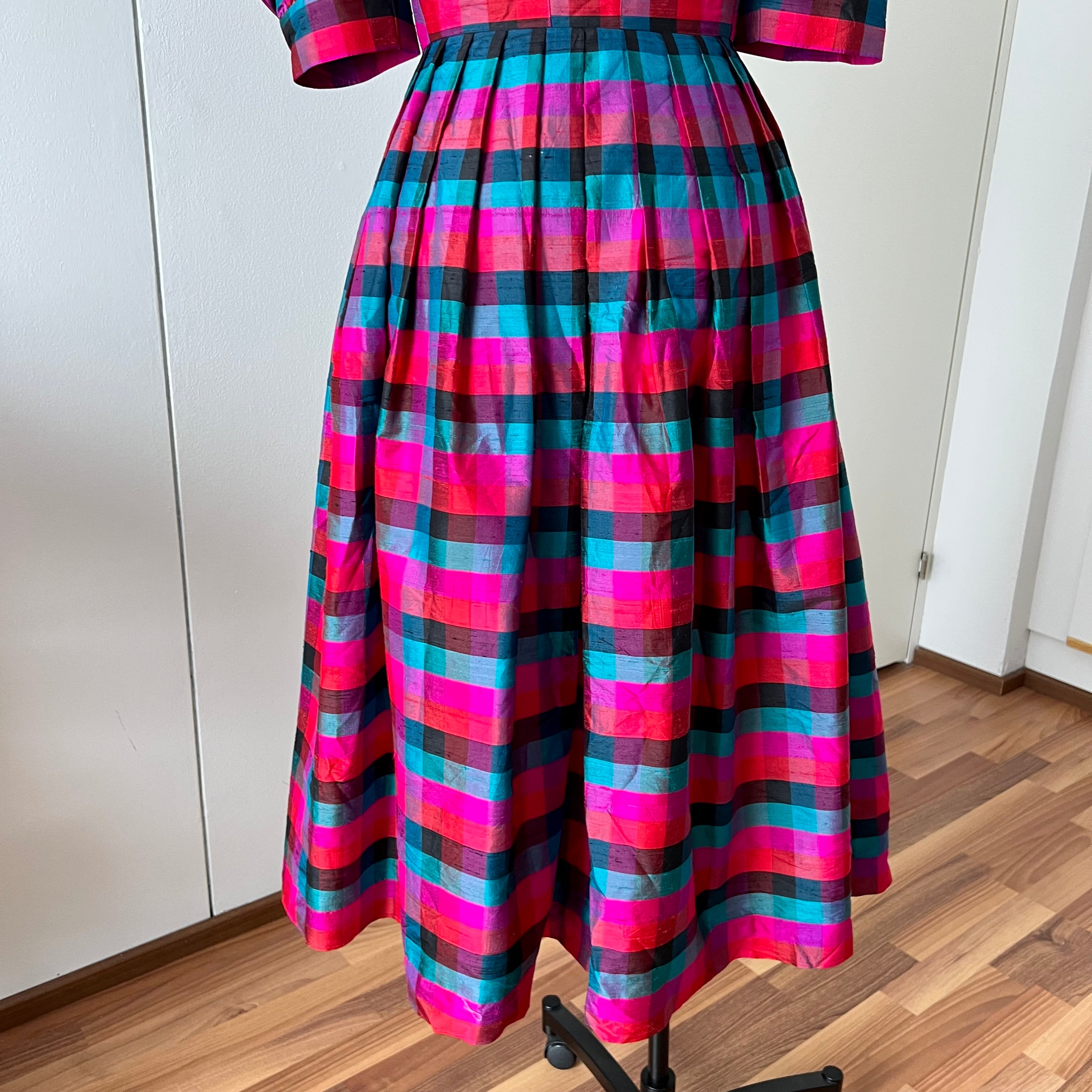 Vintage 80er Jahre Köbler Seiden-Dirndlkleid: Kariertes Folklorekleid mit Puffärmeln (EU 36)