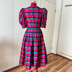 Vintage 80er Jahre Köbler Seiden-Dirndlkleid: Kariertes Folklorekleid mit Puffärmeln (EU 36)