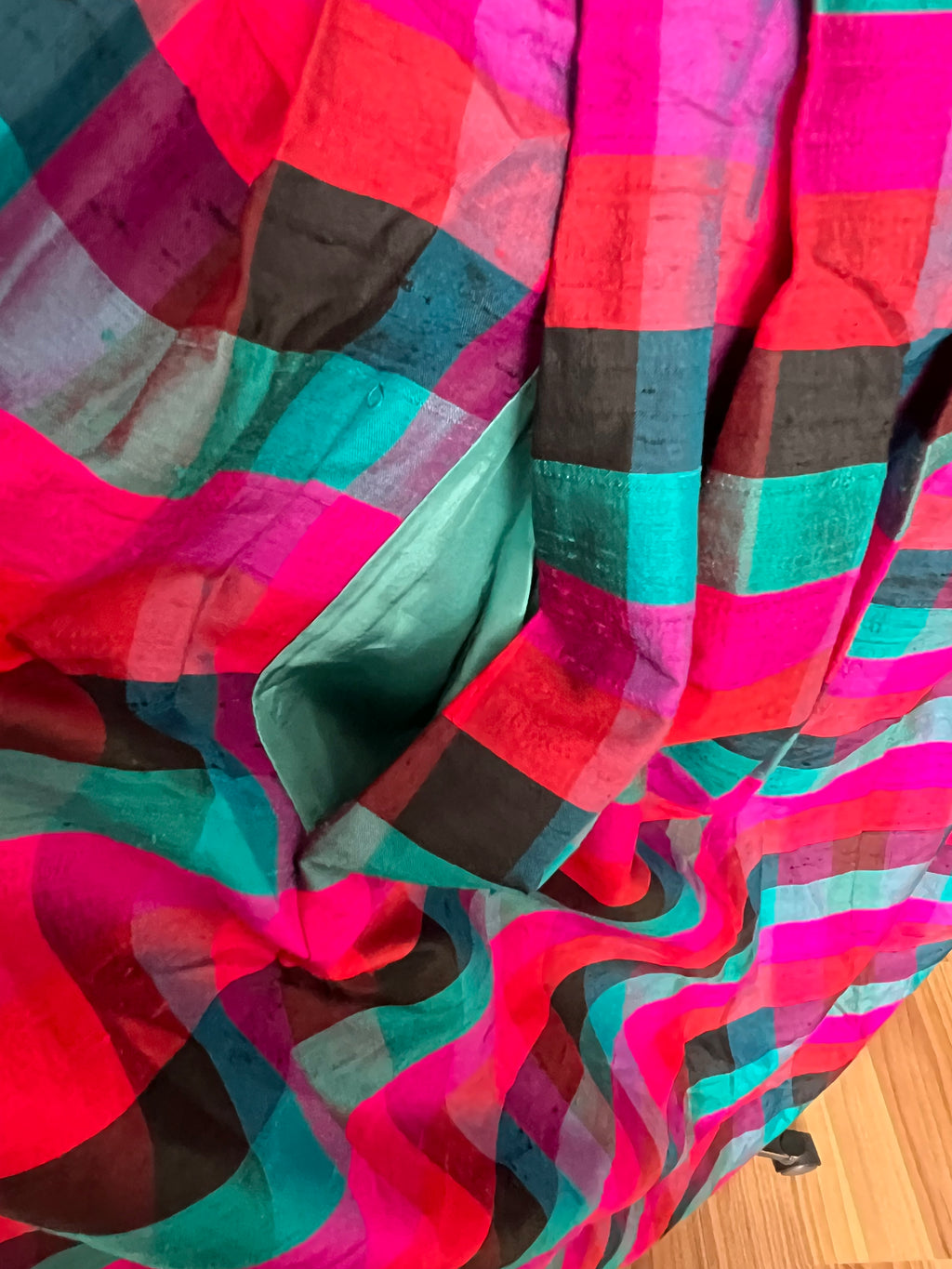 Vintage 80er Jahre Köbler Seiden-Dirndlkleid: Kariertes Folklorekleid mit Puffärmeln (EU 36)