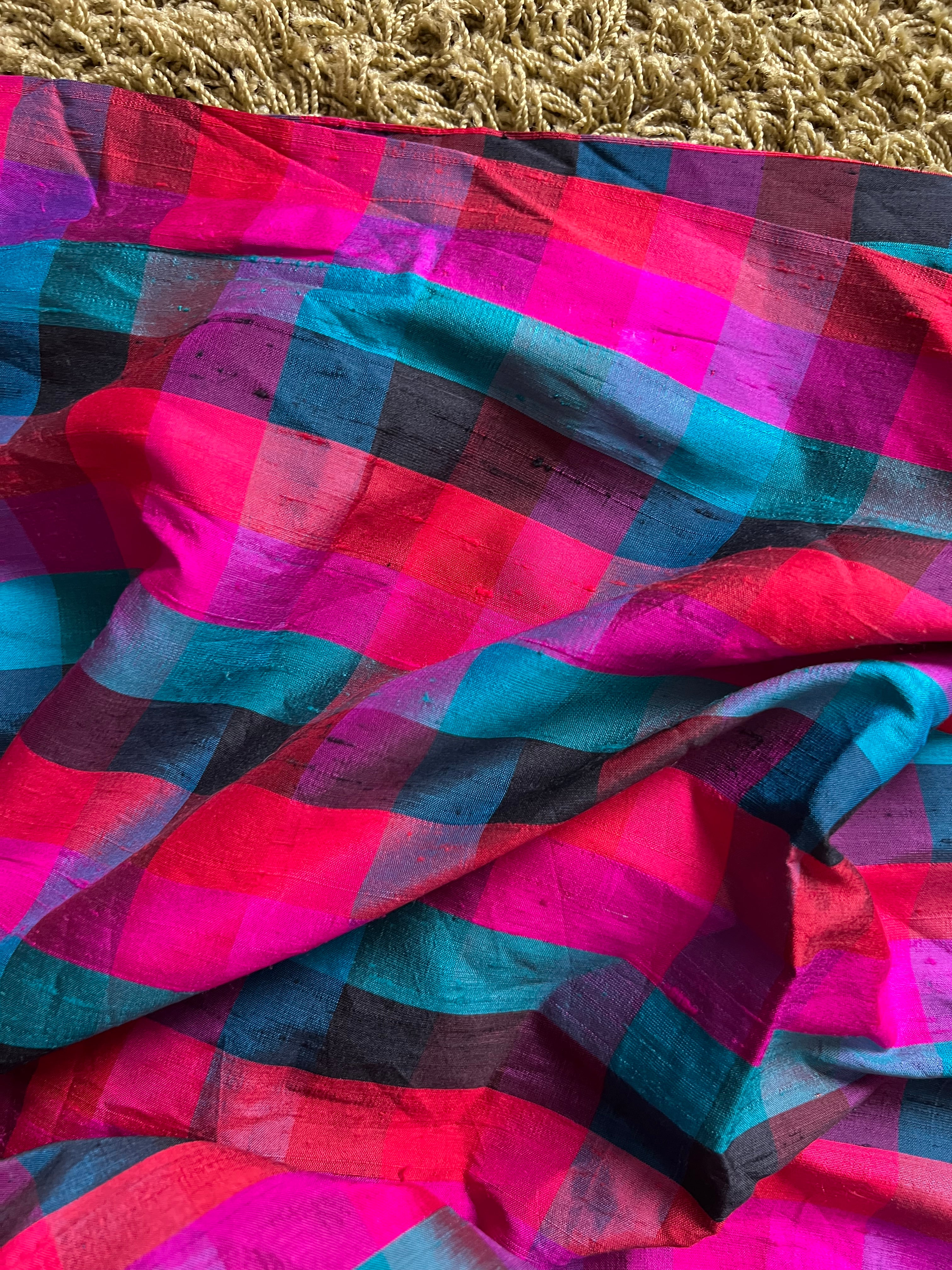 Vintage 80er Jahre Köbler Seiden-Dirndlkleid: Kariertes Folklorekleid mit Puffärmeln (EU 36)